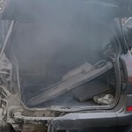 Warszawa: Strażnicy miejscy gasili płonący samochód. Zużyli 13 gaśnic