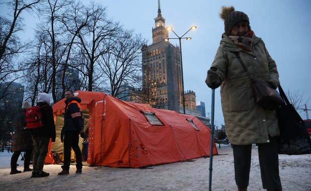 Warszawa szykuje się na kolejną falę mrozów. Ogrzewane namioty i autobusy 