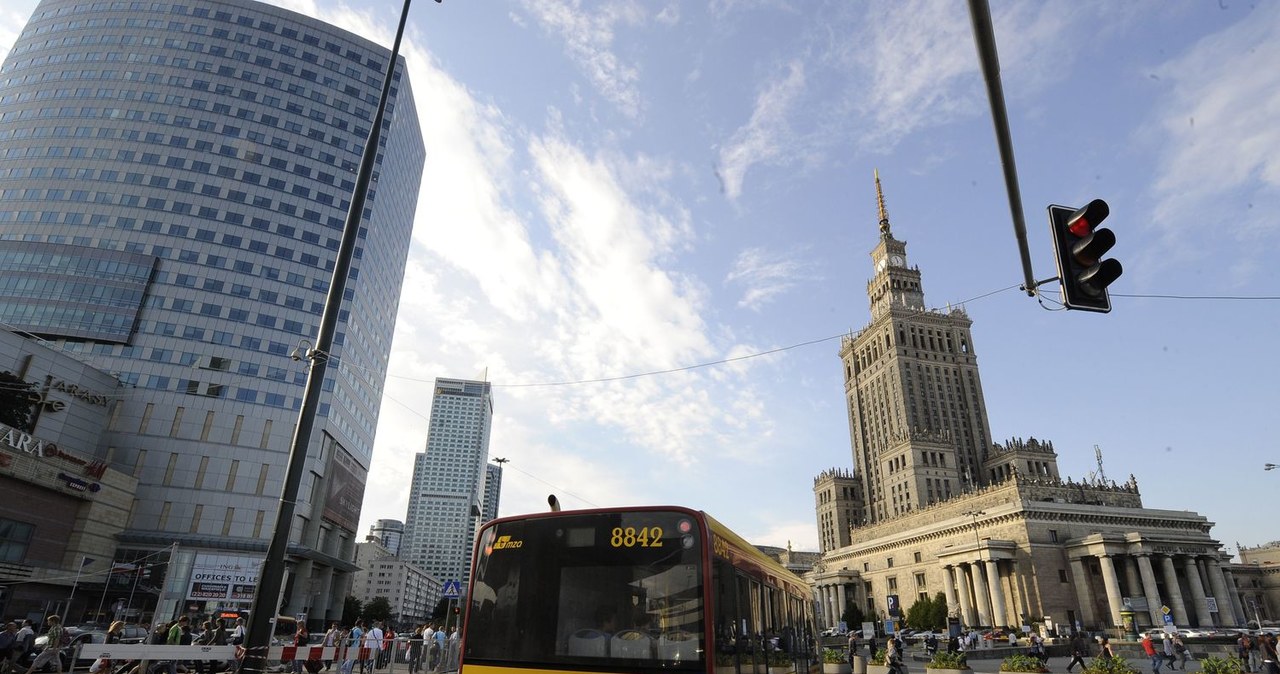 Warszawa szykuje się na podwyżki w przyszłym roku /AFP