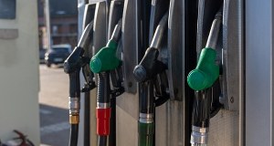 Warszawa tłumaczy się Brukseli z obniżonego VAT-u na paliwa. Sankcji na razie nie będzie