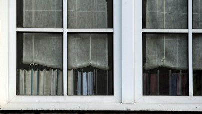 Warszawa: Trzylatek spacerował po parapecie na siódmym piętrze