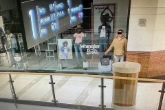 Warszawa: Udawał manekina, żeby nie zdemaskowały go kamery