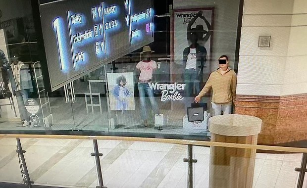 Warszawa: Udawał manekina, żeby nie zdemaskowały go kamery