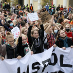 Warszawa: Ulicami miast przeszedł Młodzieżowy Strajk Klimatyczny 