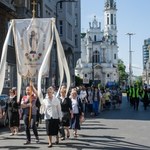 Warszawa. Utrudnienia i procesje w Boże Ciało - godziny, ulice i komunikacja