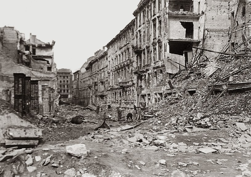 Warszawa w 1945 r. Ulica Mazowiecka, widok od Świętokrzyskiej w kierunku Traugutta /Janusz Fila  /Agencja FORUM