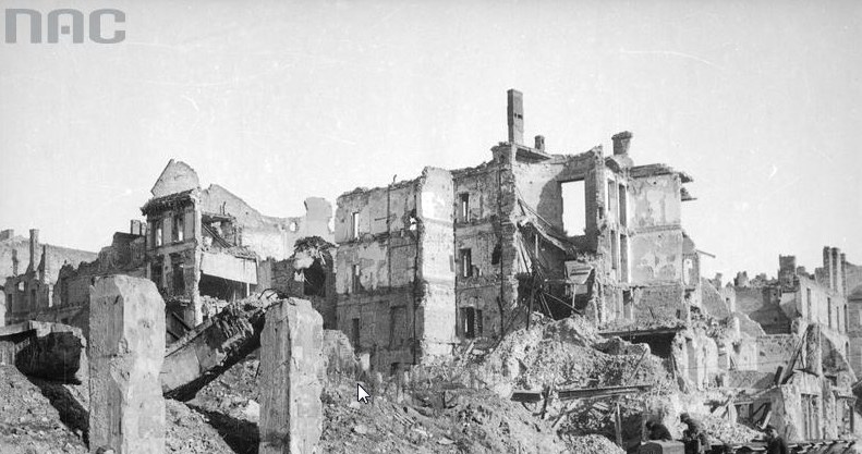 Warszawa w 1945 roku. Fragment ruin Śródmieścia (prawdopodobnie strona parzysta ul. Świętokrzyskiej na wysokości ul. Mazowieckiej) /Z archiwum Narodowego Archiwum Cyfrowego