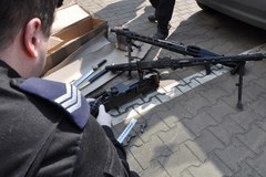 Warszawa: W firmie kurierskiej znaleziono paczkę z bronią