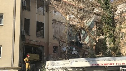 Warszawa: W remontowanej kamienicy zawalił się strop, ewakuowano kilkadziesiąt osób