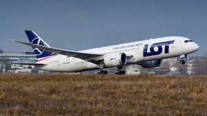 Warszawa: W samolot LOT-u uderzył piorun. Pasażerom nic się nie stało