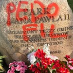 Warszawa: Wandale zniszczyli głaz upamiętniający Jana Pawła II