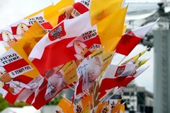 Warszawa: Wierni oglądają mszę beatyfikacyjną na telebimach