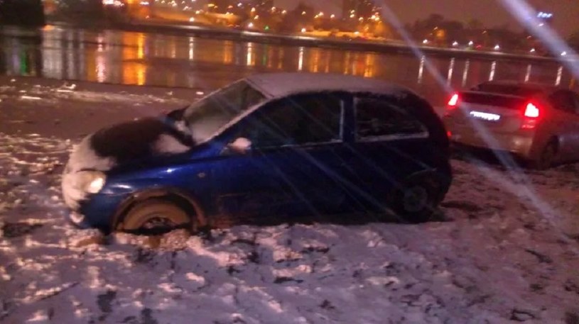Warszawa: Wjechał autem na plażę. Zakopał się i wezwał na pomoc kolegę