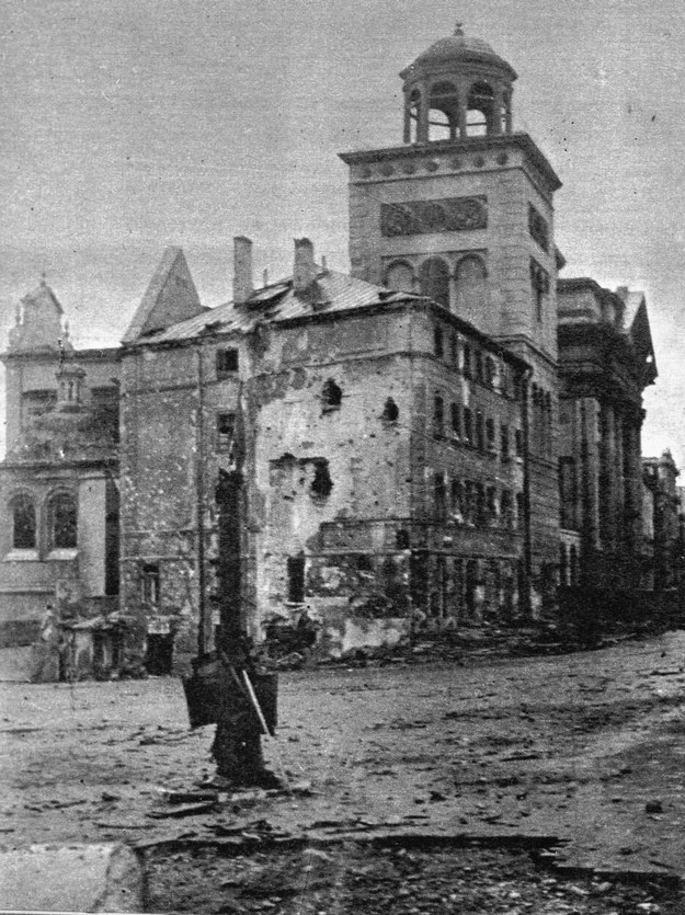 Warszawa, wrzesień 1944 roku. Opustoszały Plac Zamkowy przy rogu Krakowskiego Przedmieścia. /CAF-Stanisław Moroz /PAP