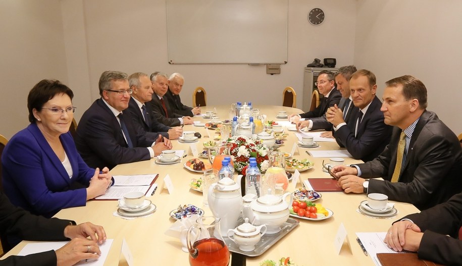Warszawa, wrzesień 2014. Od lewej: marszałek Sejmu Ewa Kopacz, prezydent Bronisław Komorowski, szef BBN Stanisław Koziej, marszałek Senatu Bogdan Borusewicz, przewodniczący SLD Leszek Miller, minister spraw wewnętrznych Bartłomiej Sienkiewicz, wicepremier i minister gospodarki Janusz Piechociński, premier Donald Tusk i minister spraw zagranicznych Radosław Sikorski podczas posiedzenia Rady Bezpieczeństwa Narodowego /Paweł Supernak /PAP
