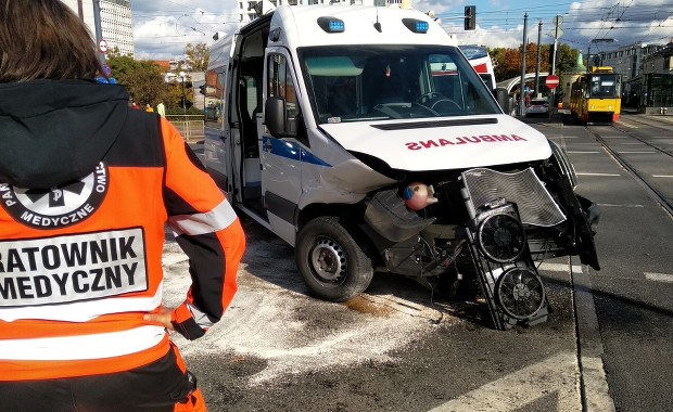 Warszawa: Wypadek z udziałem karetki
