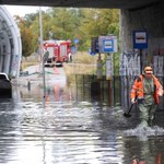 Warszawa zalana. S8 pod wodą po ulewie. Spadło tyle deszczu, ile w miesiąc