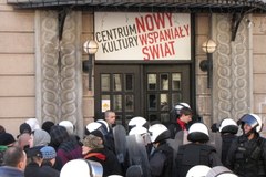 Warszawa: Zamieszki przed siedzibą Krytyki Politycznej