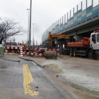 Warszawa: Zapadnięta jezdnia na rondzie Starzyńskiego 