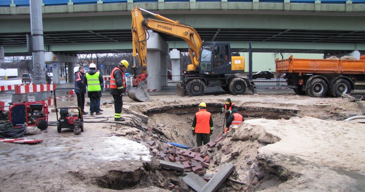 Warszawa: Zapadnięta jezdnia na rondzie Starzyńskiego 