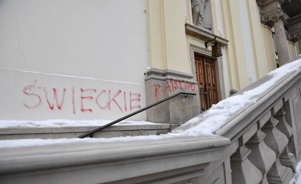 Warszawa: Zatrzymano mężczyznę, który miał wymalować napisy na kościele św. Krzyża