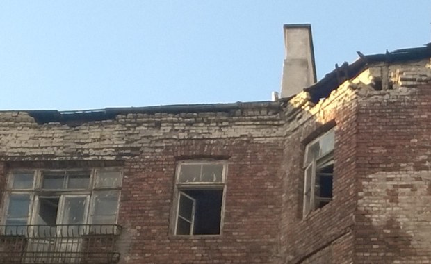 Warszawa: Zawalił się dach kamienicy, ewakuowano kilkadziesiąt osób