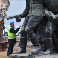 Warszawa: „Czterej śpiący” w trakcie przeprowadzki 