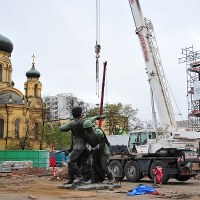 Warszawa: „Czterej śpiący” w trakcie przeprowadzki 
