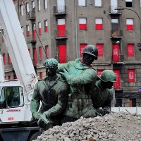 Warszawa: „Czterej śpiący” w trakcie przeprowadzki 