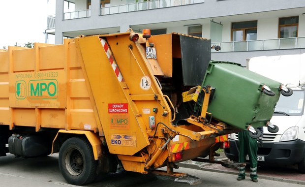 Warszawa: Zderzenie autobusu ze śmieciarką. 5 osób rannych