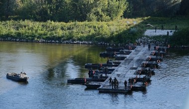 Warszawa: Żołnierze rozpoczęli łączenie mostu pontonowego na Wiśle