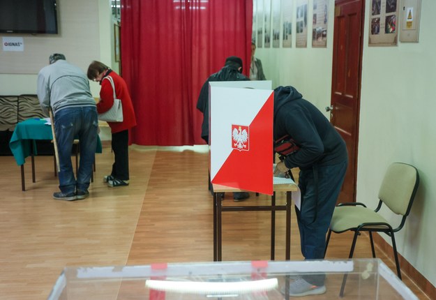 Warszawiacy glosujący w wyborach parlamentarnych i w referendum 15 października 2023 roku. /Wojciech Olkuśnik /East News
