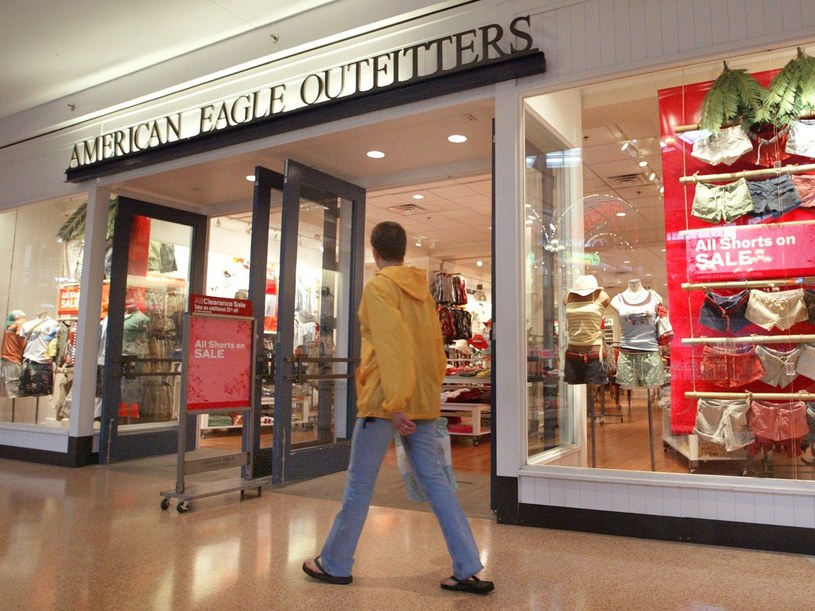 Warszawiacy mogą już robić zakupy w nowym sklepie American Eagle Outfitters /Getty Images/Flash Press Media