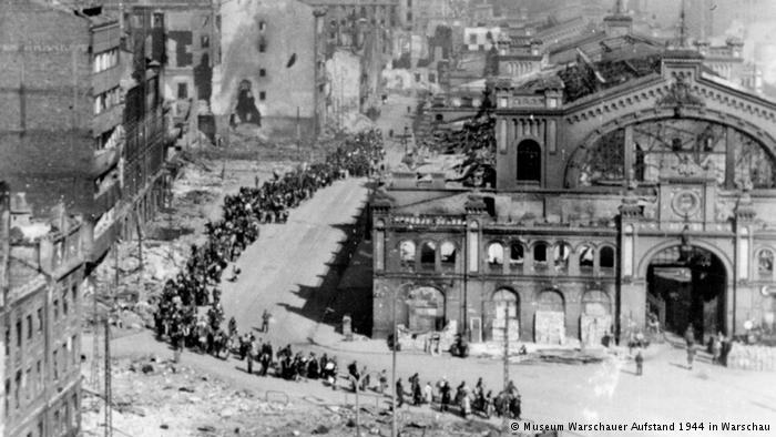 Warszawiacy musieli po Powstaniu opuścić miasto /Deutsche Welle