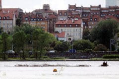 Warszawiacy obserwują wezbraną Wisłę; strażacy wzmacniają wały 