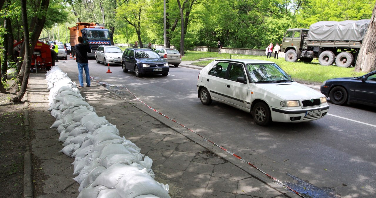 Warszawiacy obserwują wezbraną Wisłę; strażacy wzmacniają wały 