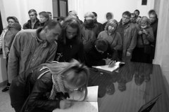 Warszawiacy oddają hołd ofiarom katastrofy pod Smoleńskiem