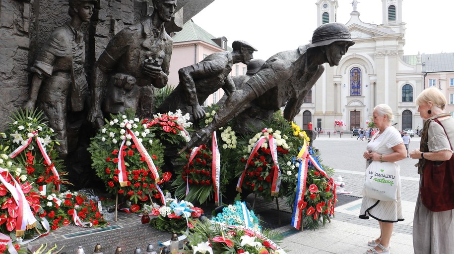 Warszawiacy oddają hołd Powstańcom w 76. rocznicę wybuchu bohaterskiego zrywu /Jakub Rutka /RMF FM