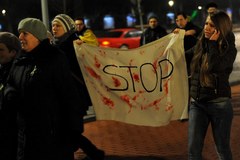 Warszawiacy protestują przed ambasadą Rosji