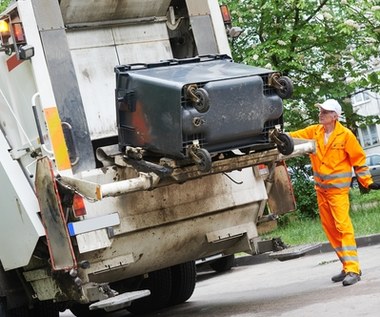 Warszawiacy skarżą się na drogi wywóz śmieci. Ratusz znów przeszacował wydatki