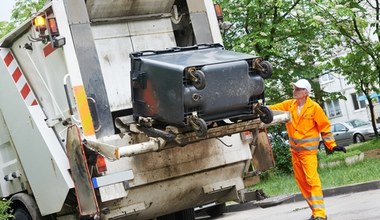 Warszawiacy skarżą się na drogi wywóz śmieci. Ratusz znów przeszacował wydatki