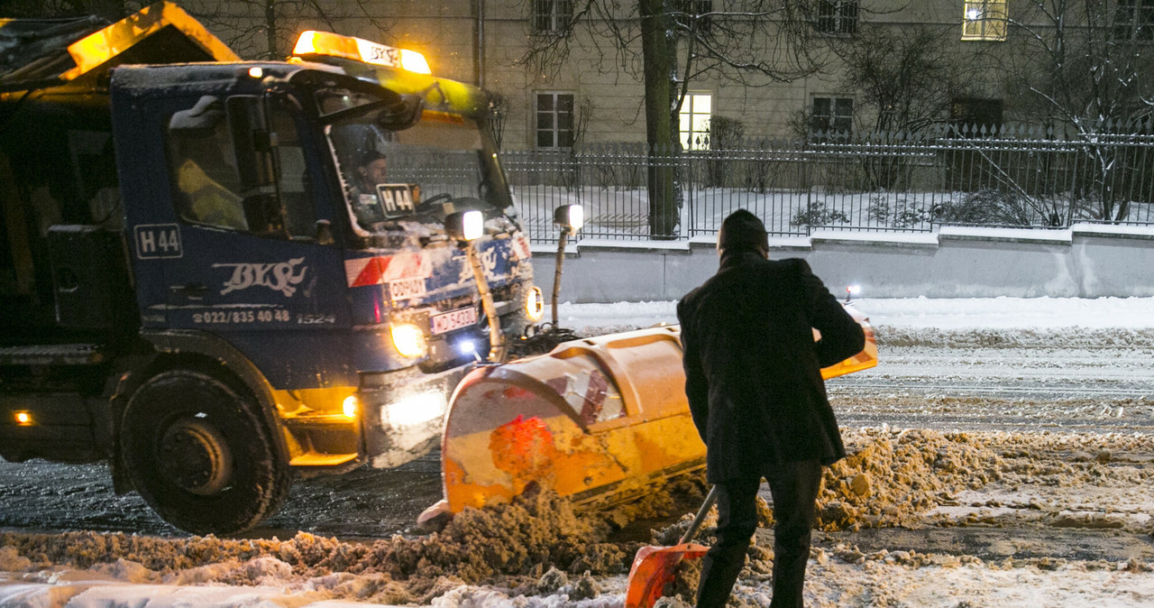 Warszawscy drogowcy stale moniturują warunki pogodowe jak i stan nawierzchni dróg. /MAREK BEREZOWSKI/REPORTER /Informacja prasowa