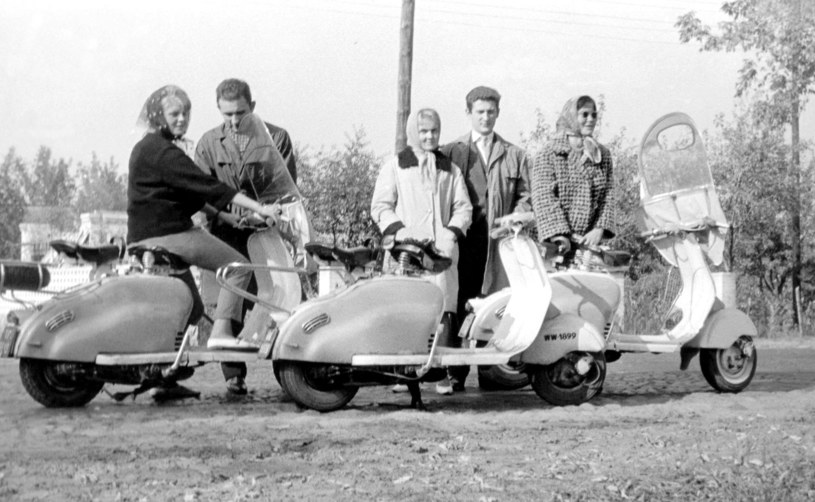 Warszawscy Modsi przy swoich skuterach Lambretta. Początek lat 60. Warto zwrócić uwagę na trendy ówczesnej mody /Archiwum Tomasza Szczerbickiego