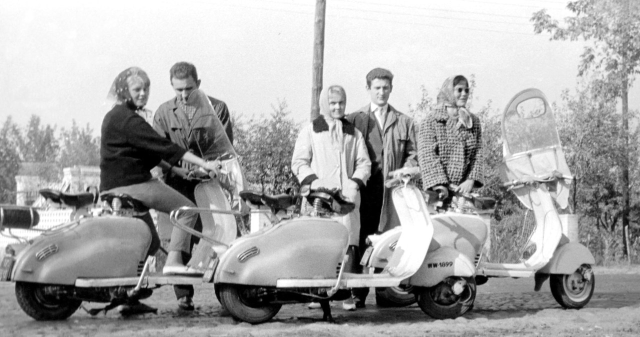 Warszawscy Modsi przy swoich skuterach Lambretta. Początek lat 60. Warto zwrócić uwagę na trendy ówczesnej mody /Archiwum Tomasza Szczerbickiego