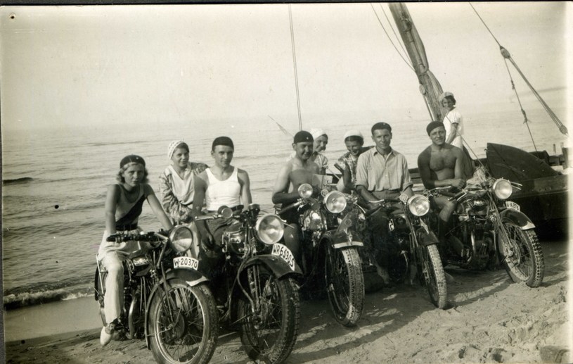 Warszawscy motocykliście nad morzem. Od lewej na motocyklach: Nina, osoba nierozpoznana, Kozłowski, osoba nierozpoznana, Tadeusz Tomaszewski. Rok 1931. /Archiwum Tomasza Szczerbickiego