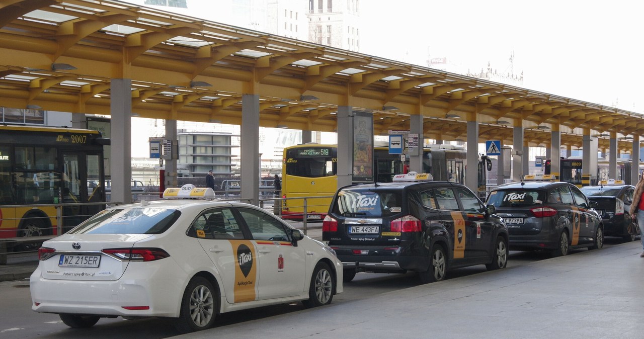 Warszawscy radni zgodzili się na wzrost maksymalnych stawek za przejazdy taksówkami /Marek Bazak /East News