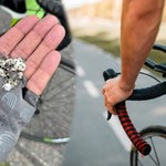 Warszawscy rowerzyści alarmują. Na popularnej trasie ktoś rozrzuca pinezki