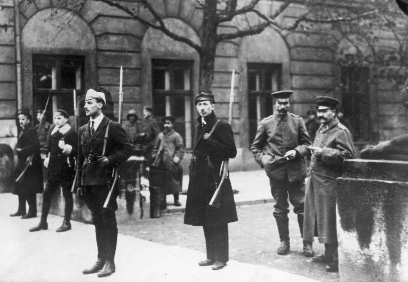 Warszawscy studenci pełniący wartę przy rozbrojonych żołnierzach niemieckich w listopadzie 1918 roku /Z archiwum Narodowego Archiwum Cyfrowego