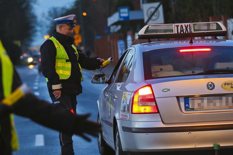 Warszawscy taksówkarze pod kontrolą. Brak licencji, badań i fałszywe dokumenty. Fot. ilustracyjne /PIOTR JEDZURA/REPORTER /East News
