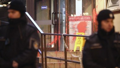 Warszawska siedziba PiS obrzucona woreczkami z czerwoną farbą